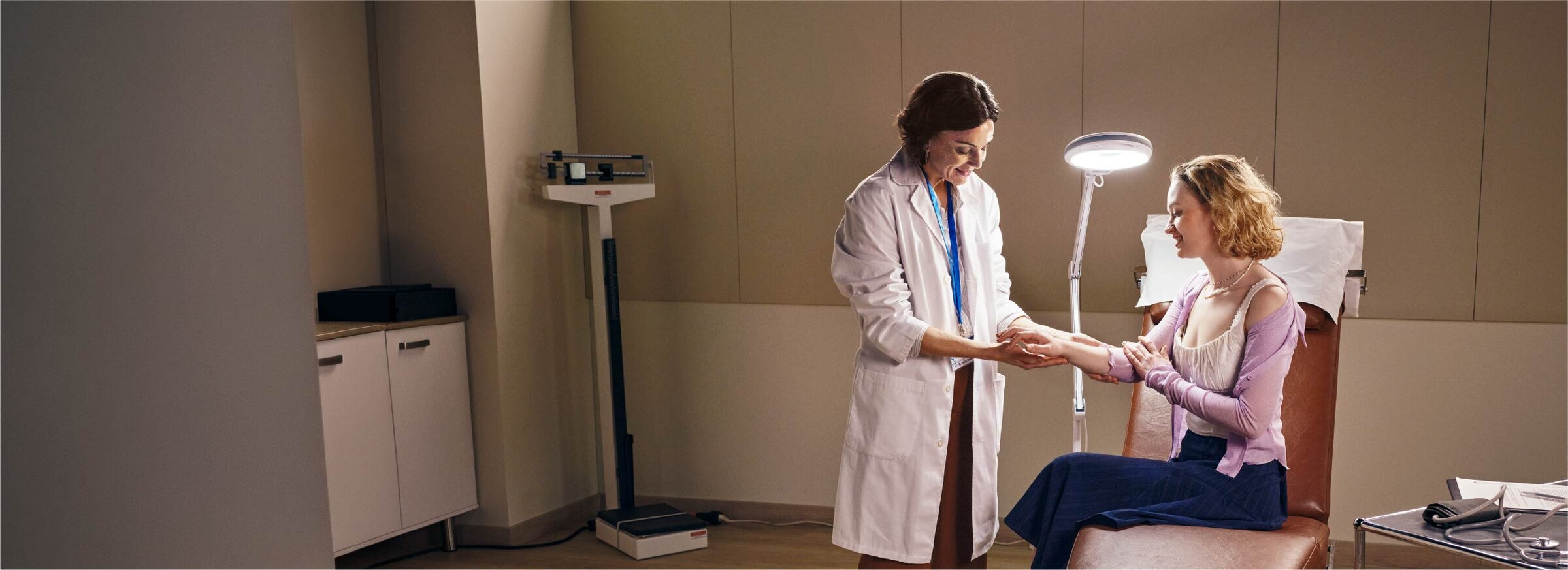 Woman showing a doctor her hives.